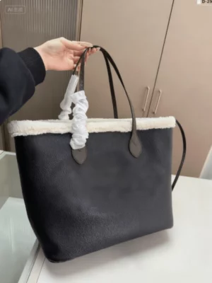 2025 Women Shopping Bag New Teddy Wool Fashion Autumn Winter Simple Leisure Large Capacity Soft Women Bag 33*17cm